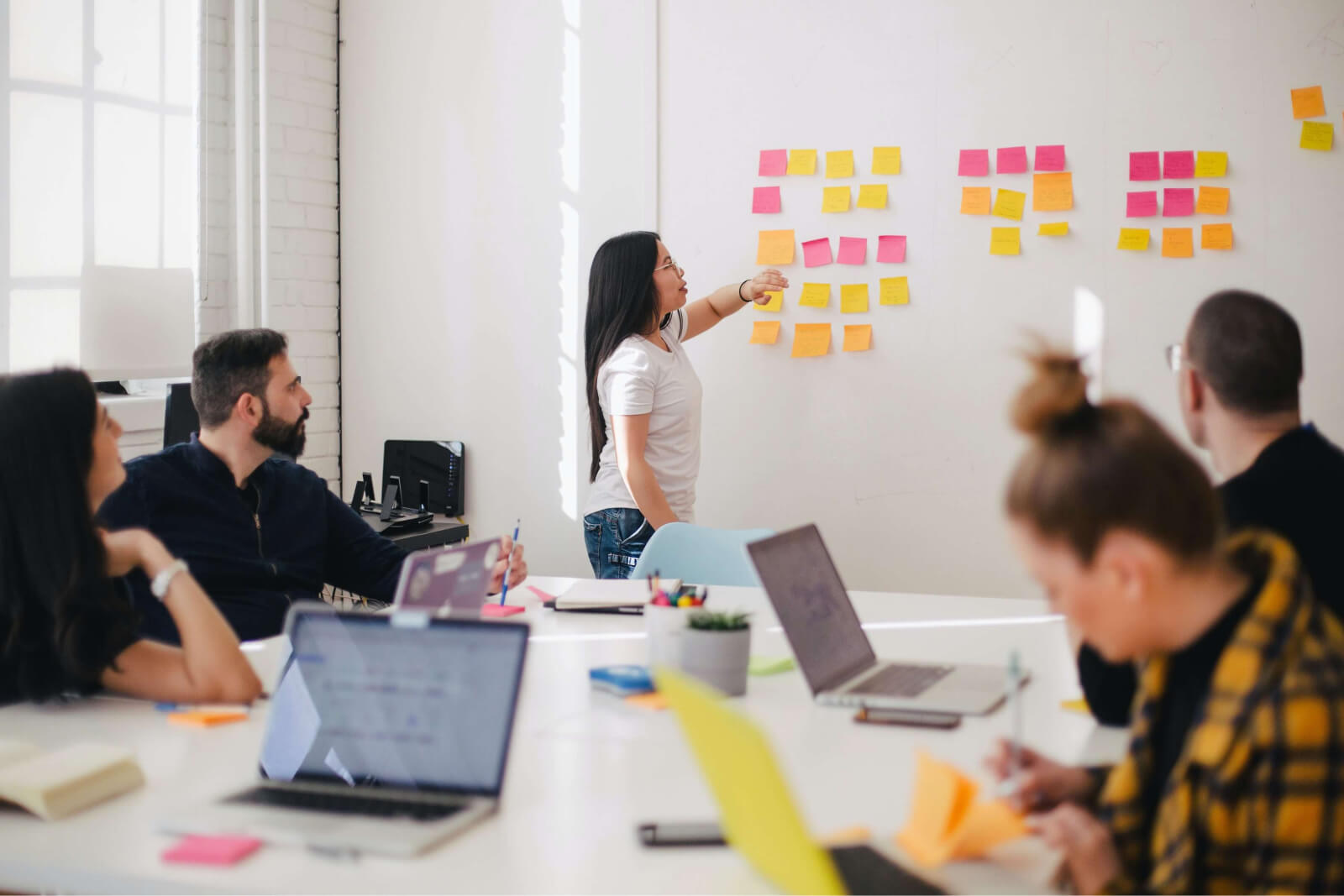 Personnes réalisant un audit dans un bureau