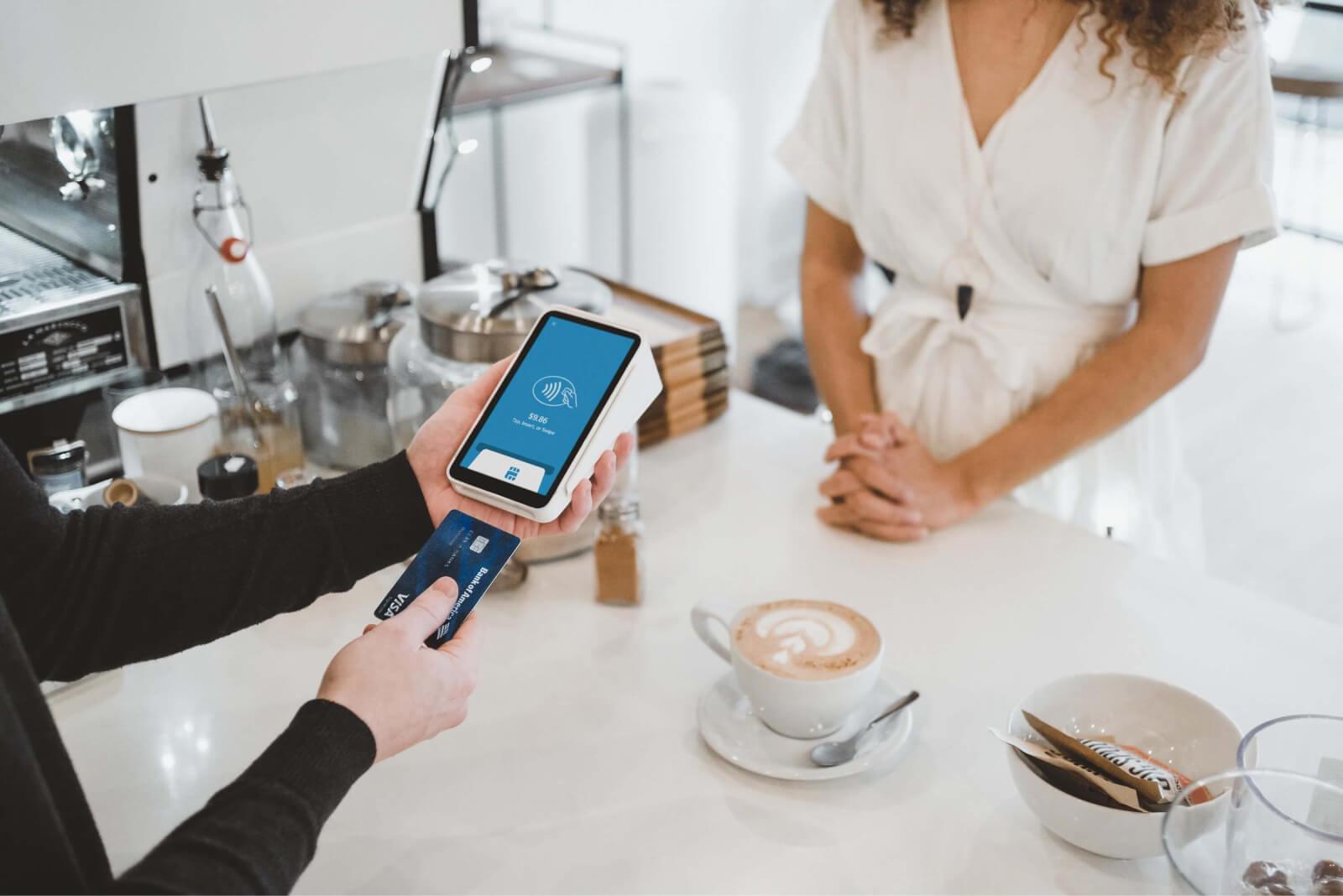 Une personne réalisant un paiement par carte bancaire