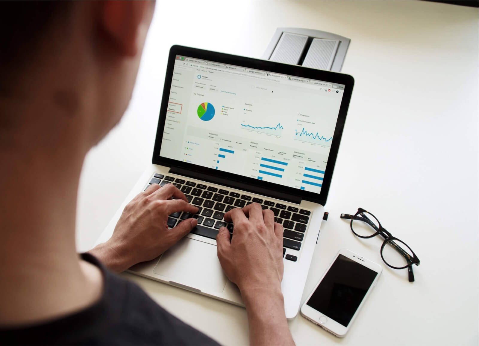 Une personne utilisant un nouvel outil de gestion financière