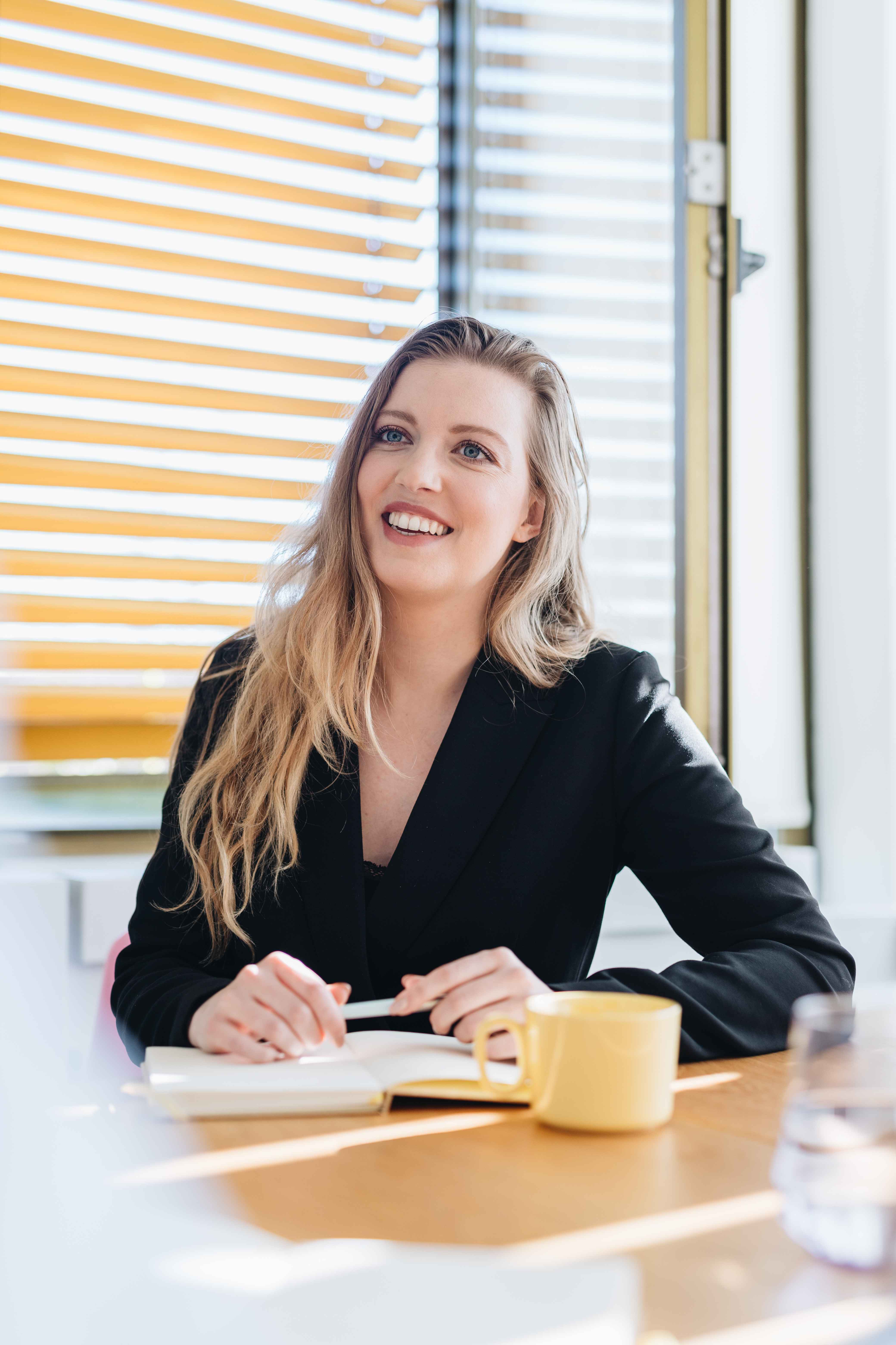 IT trainee van Goodzo kijkt lachend in de camera