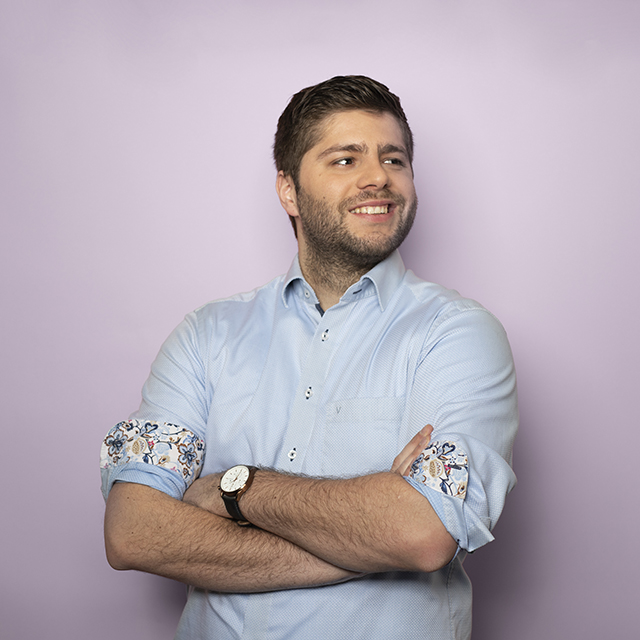 Goodzo IT Consultant met armen over elkaar lacht in camera