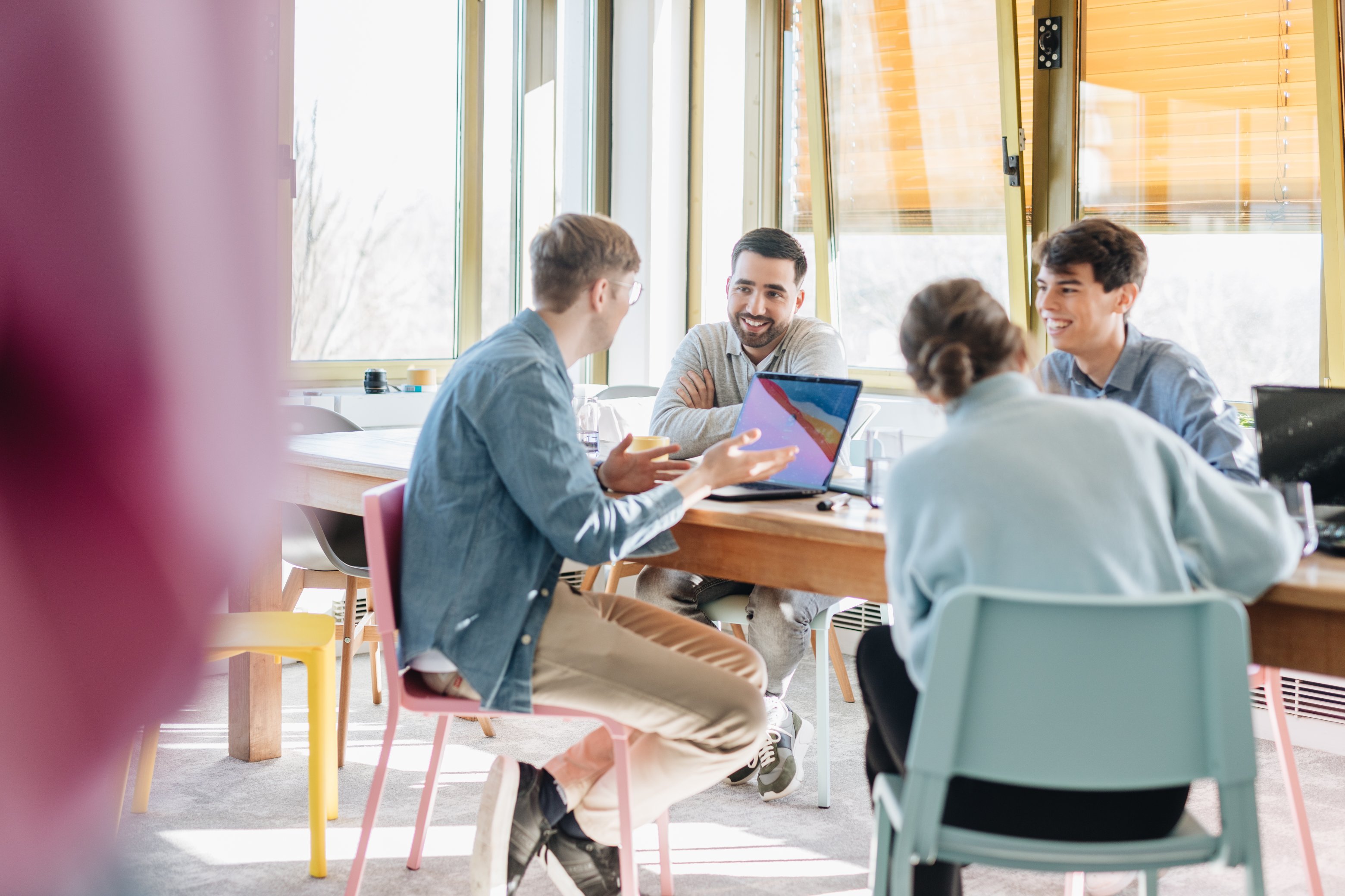 IT Trainees in overleg met elkaar bij Goodzo