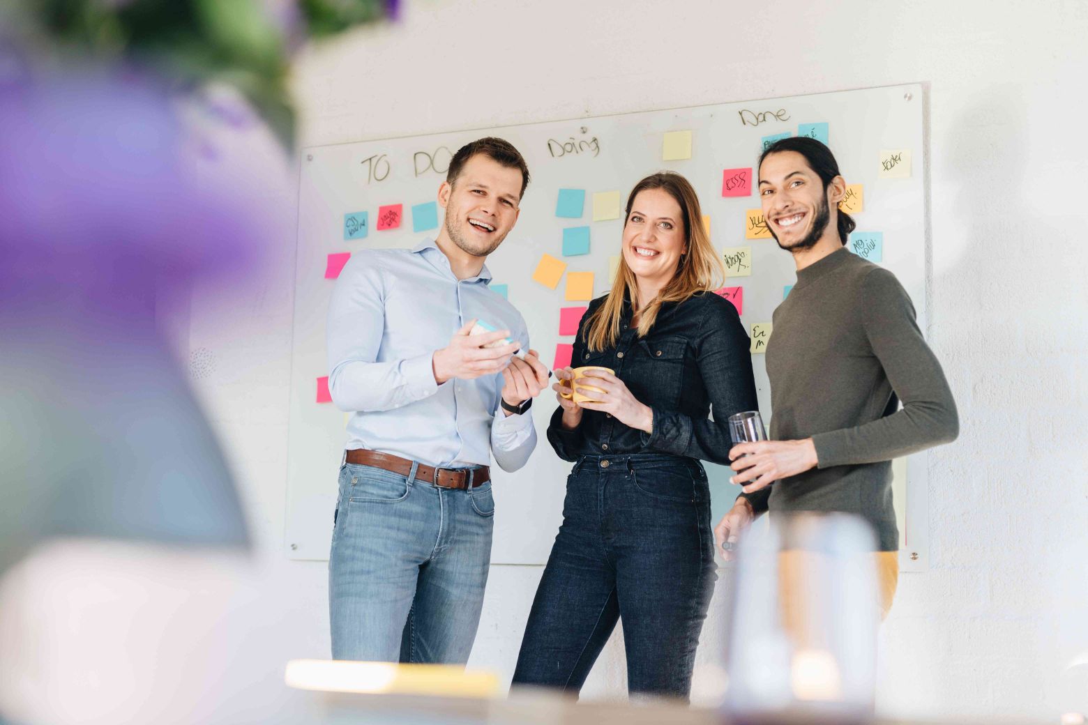 Blije Goodzo collega's lachen in de camera