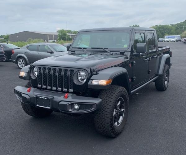 A black 2022 Jeep Gladiator in a dealership parking lot