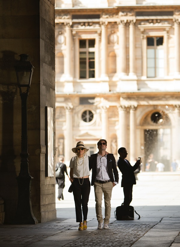Photo couple walking in Paris Napoleon Hotel