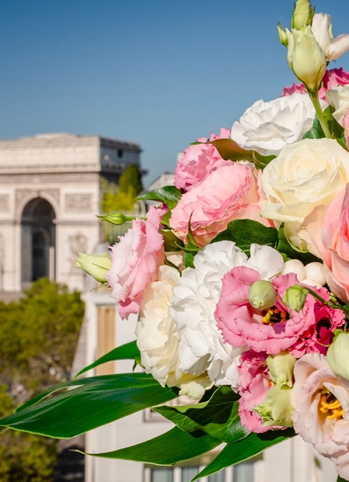 Photo vue sur Arc de Triomphe avec bouquet de fleur Hôtel Napoléon Paris 