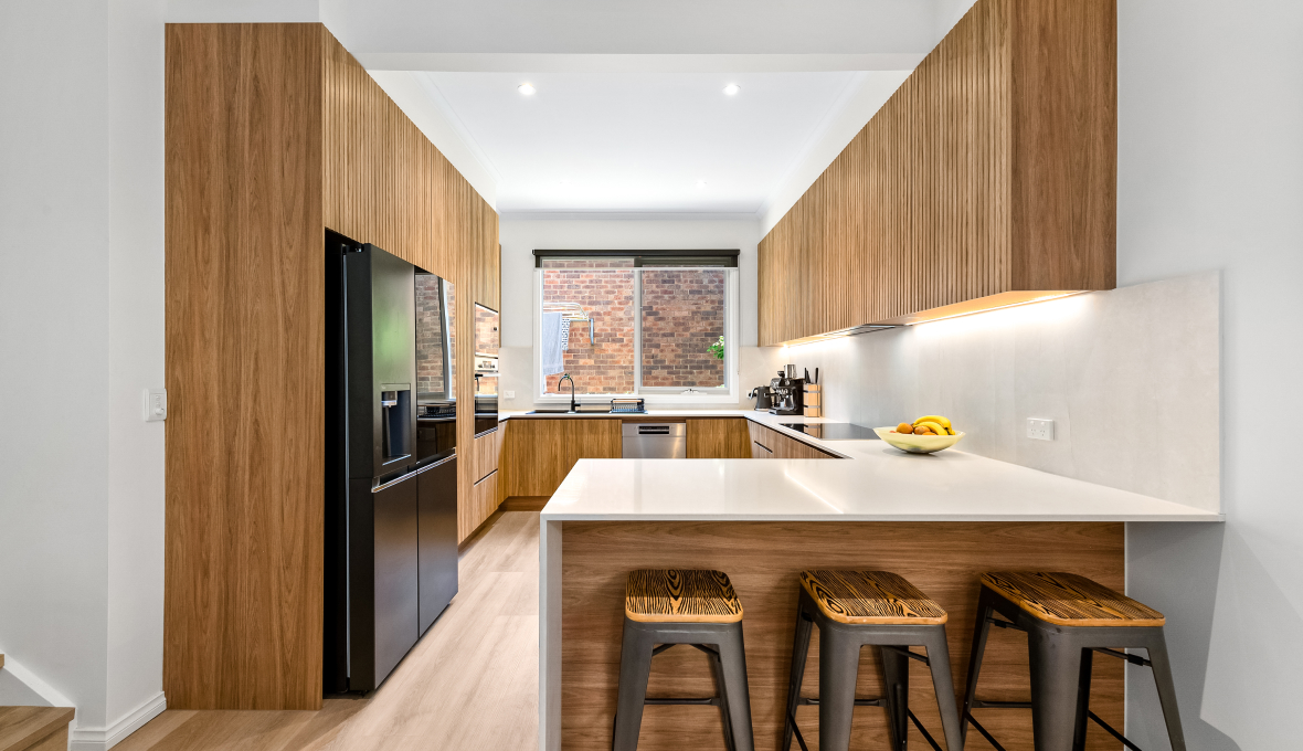 Kitchen renovation idea with wood fittings and glass cooking top