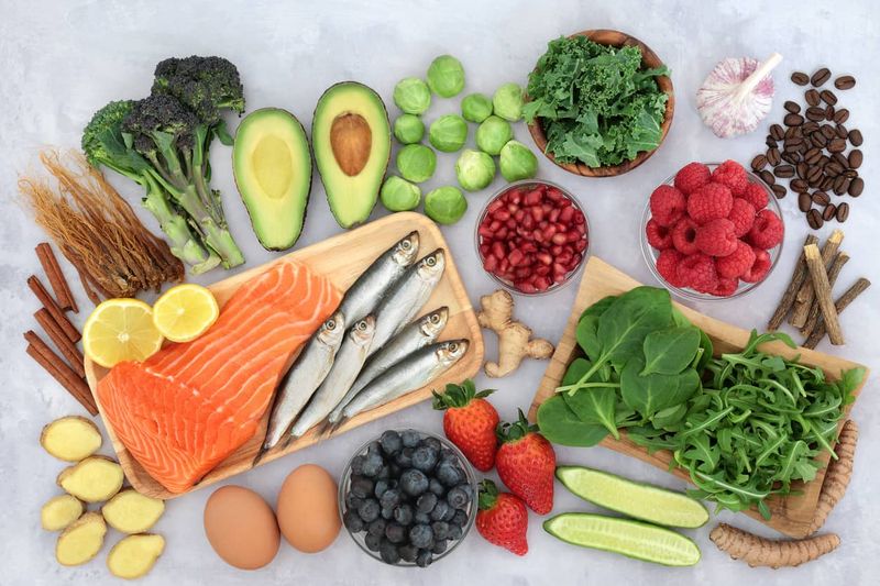 Anti-inflammatory grocery shopping list leafy greens and colorful vegetables