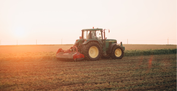 Un tractor en un campo yermo