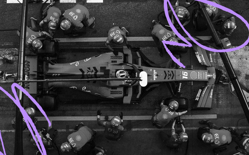 OKR - Carro de Fórmula 1 visto de cima durante um pit stop