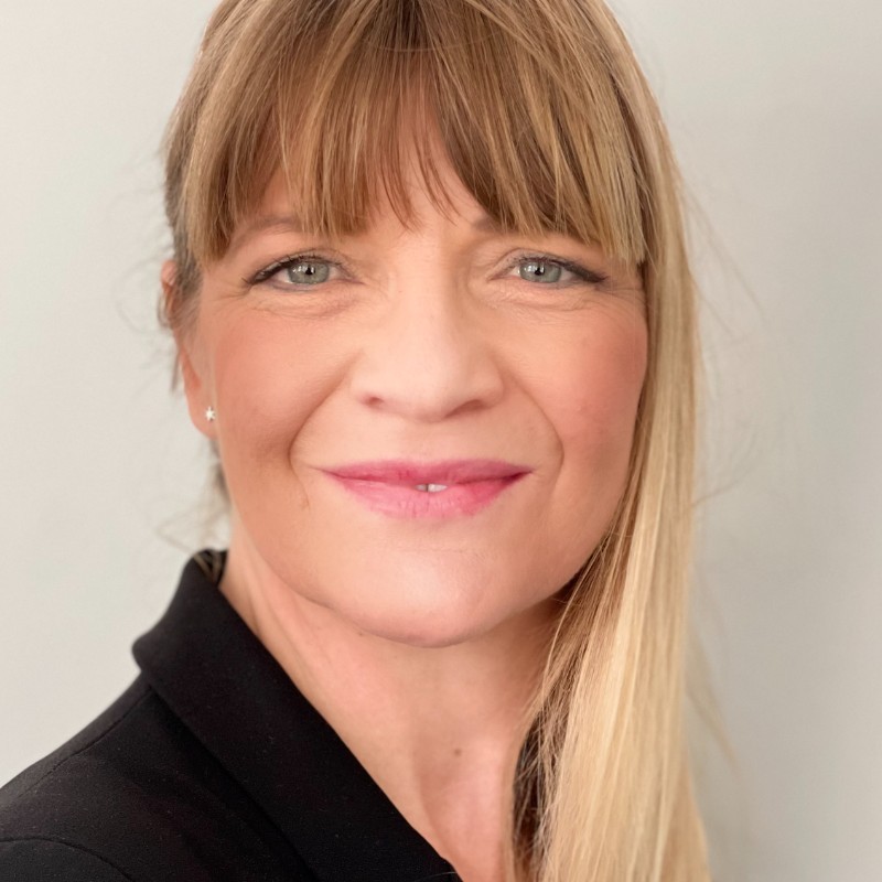 Headshot of Eva Pppe