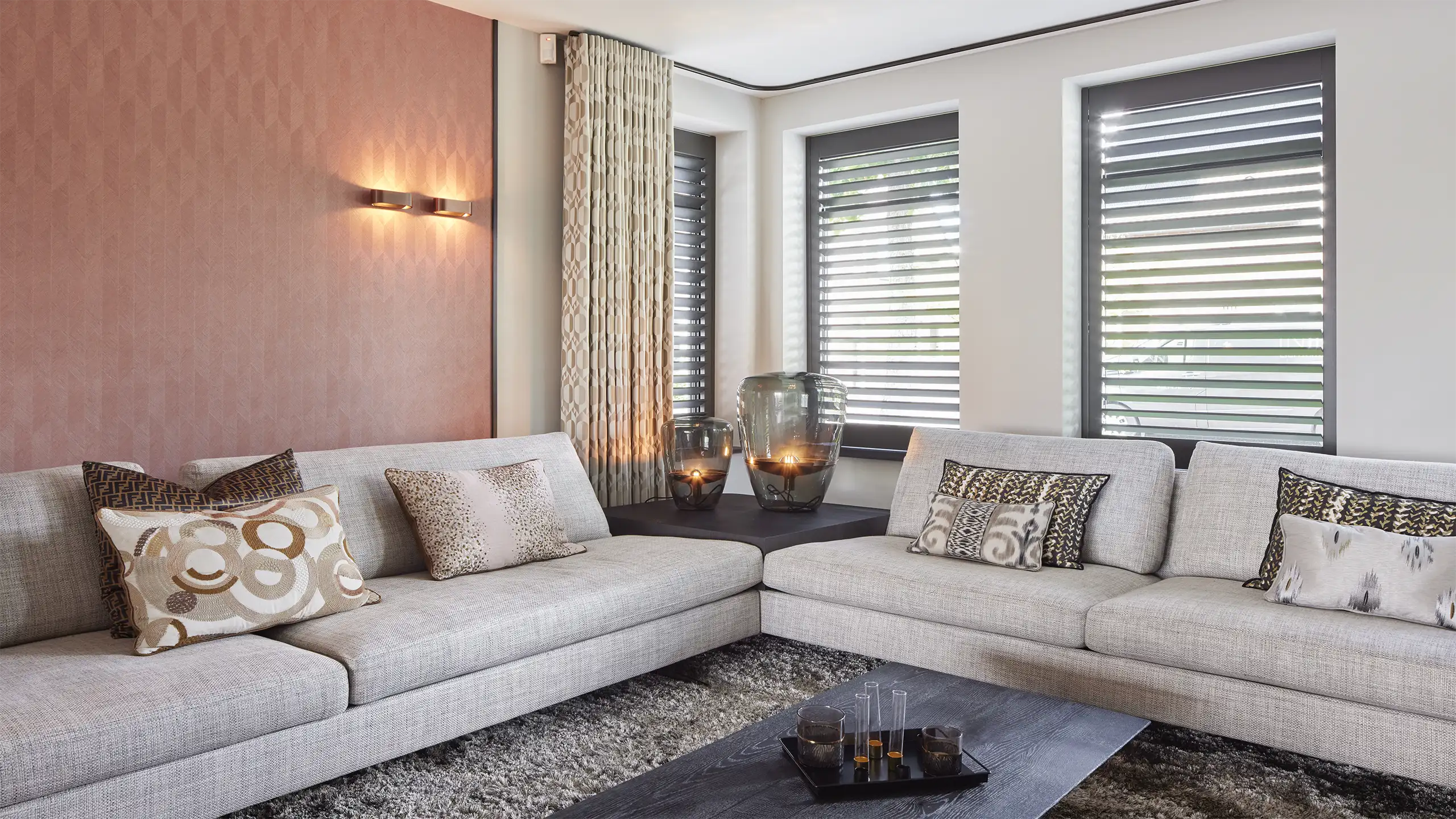 Elegant interieur met harmonieuze verlichting