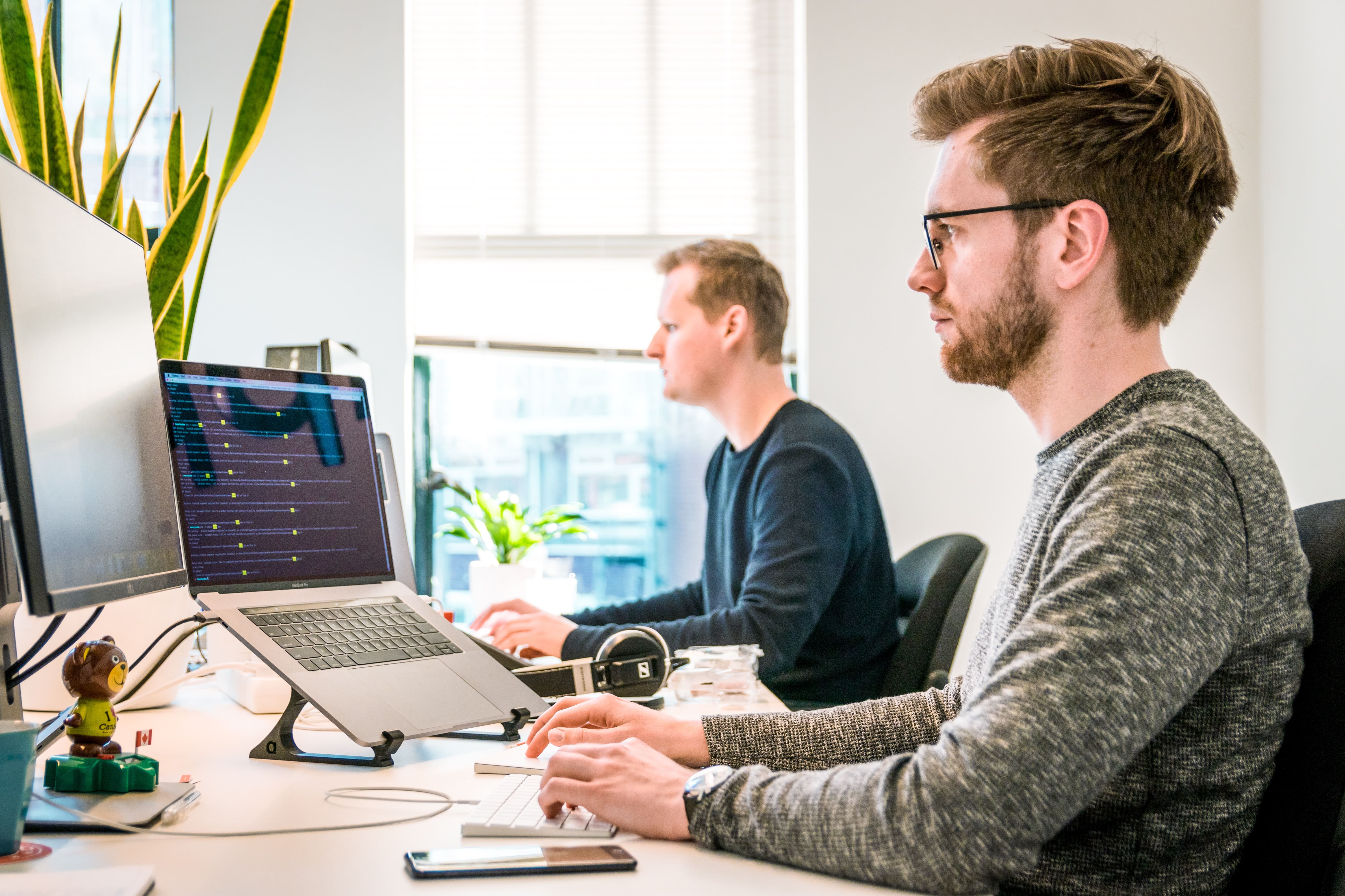 Person som sitter og jobber foran datamaskin