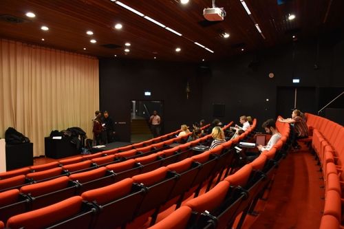 A shooting day in a red auditorium