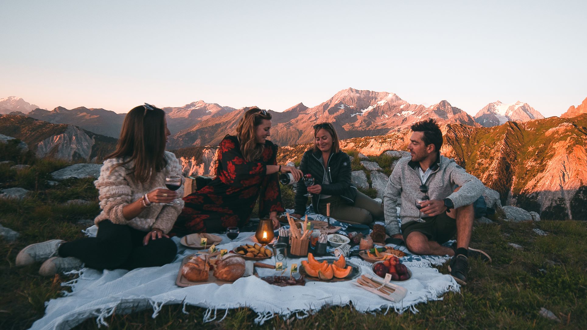 photo pique nique au coucher de soleil écrin blanc hôtel 4 étoiles courchevel