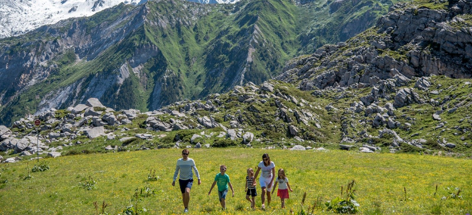 activité dans la montagne photo famille écrin blanc hôtel 4 étoiles courchevel