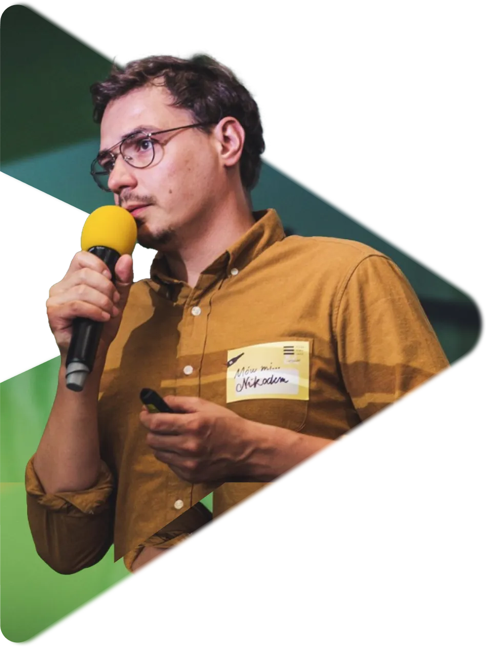 Nikodem krajewski speek into microfon on conference