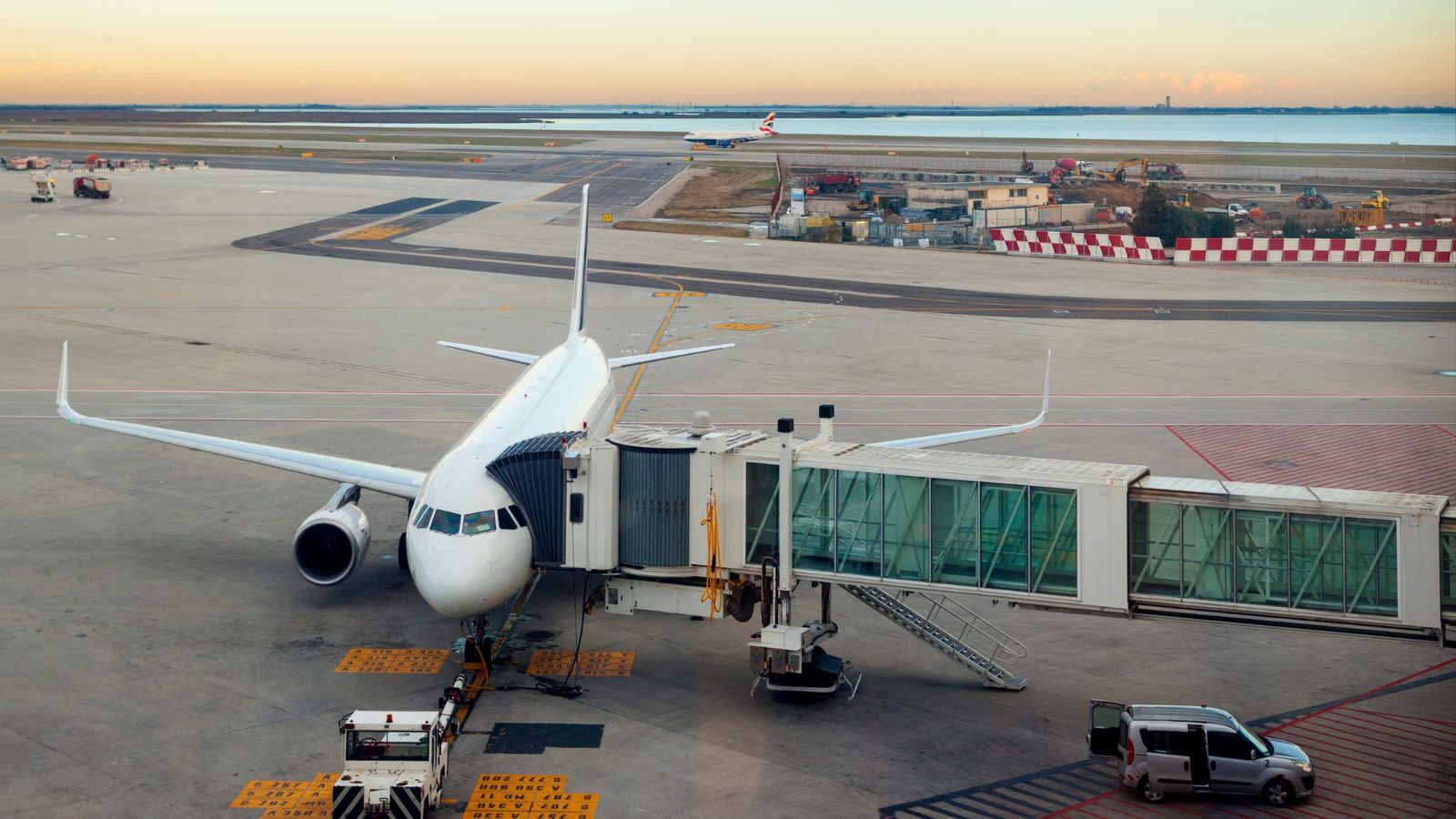 What is an Apron? Apron Meaning Isarsoft