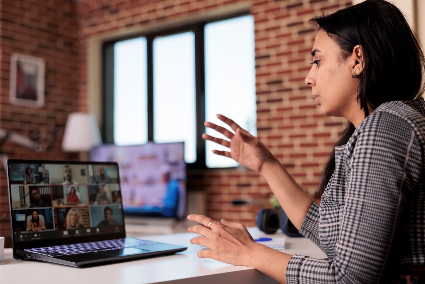 Une femme fait une présentation à distance - conseils pour une présentation à distance - Histoires de Slides