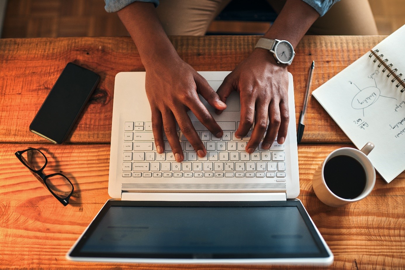 un homme tape sur un clavier - conseils de rédaction présentation