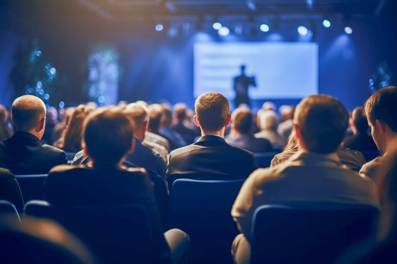 homme fait une présentation - présenter une entreprise