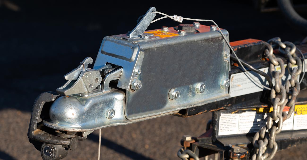 How To Hook Up A Gooseneck Trailer | Junkyard Mob