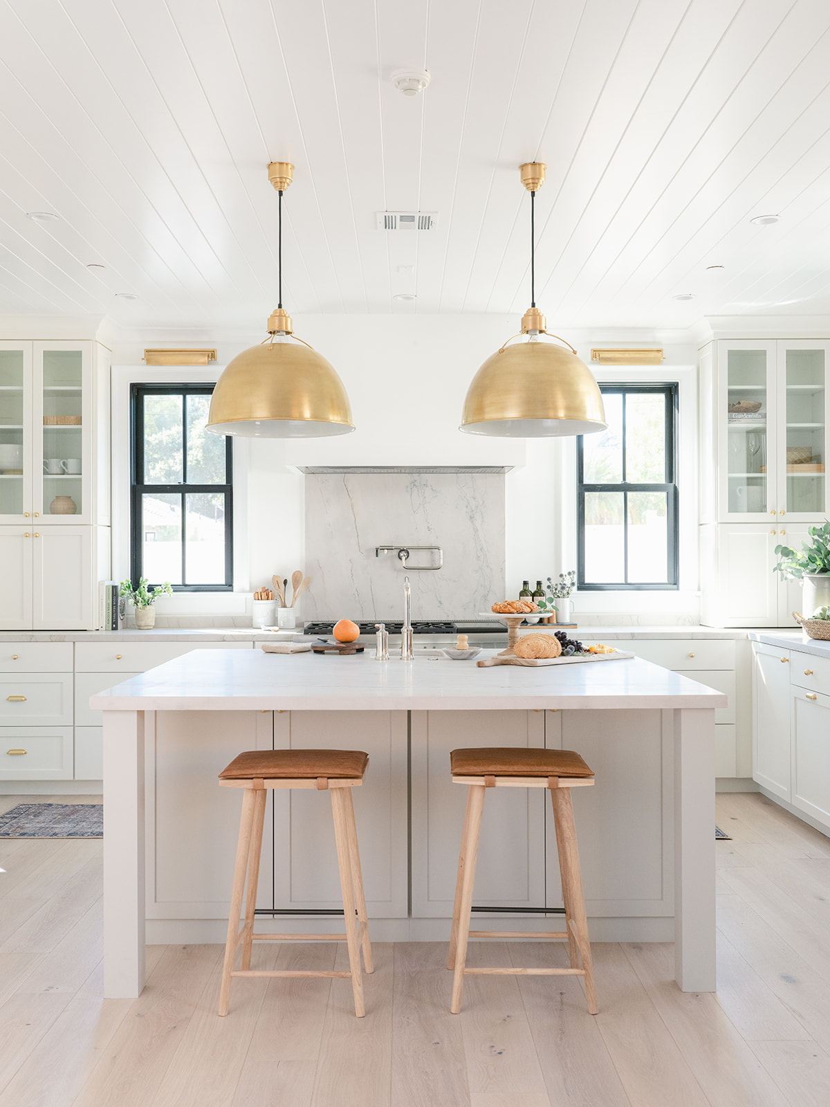 25 Irresistible Modern Farmhouse Kitchen Ideas | Kallista