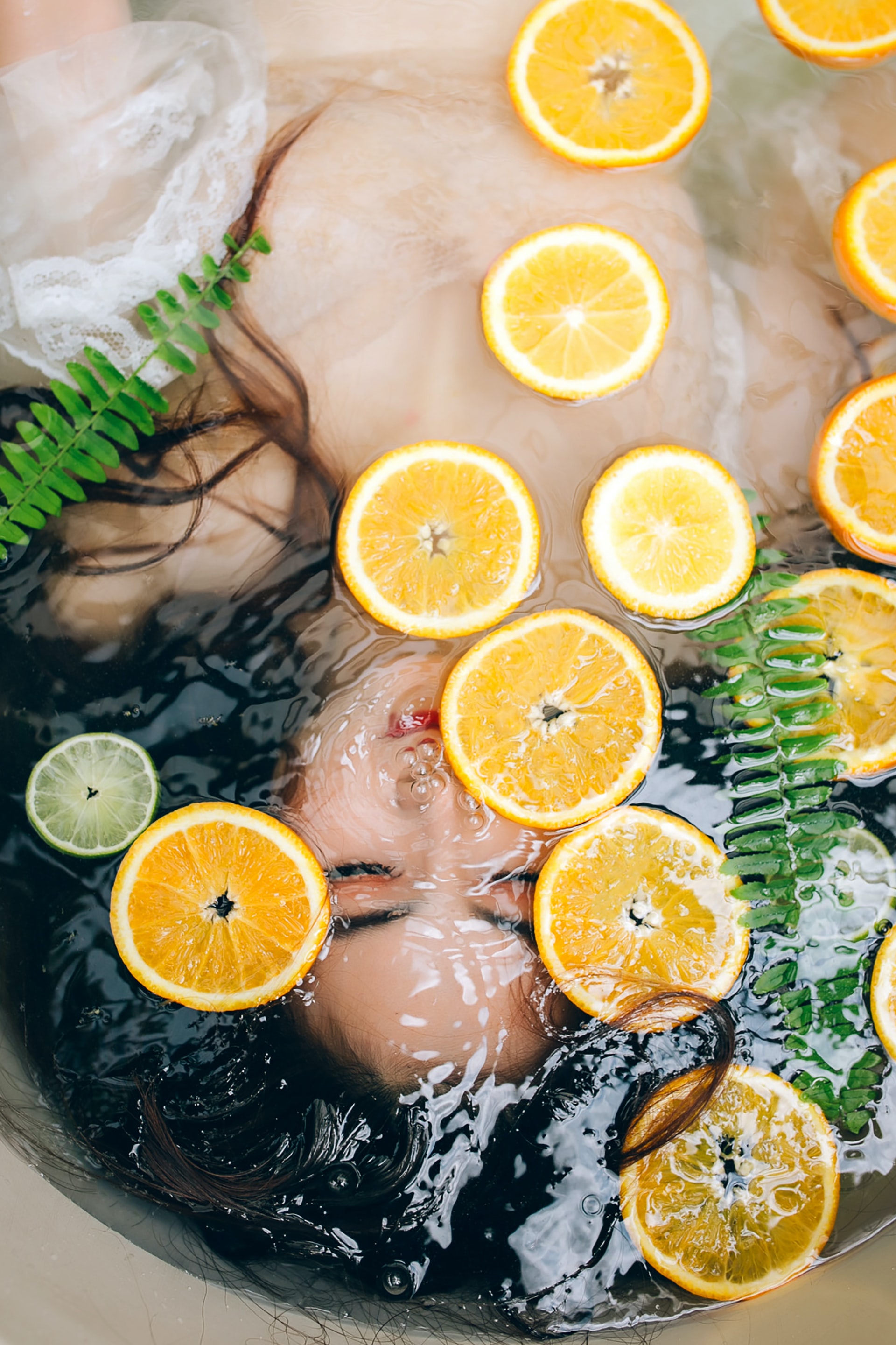 woman-in-bathtub-with-sliced-lemons