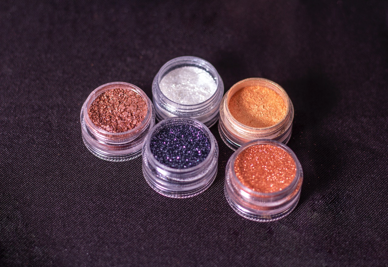 Close-up-of-powders-in-round-containers