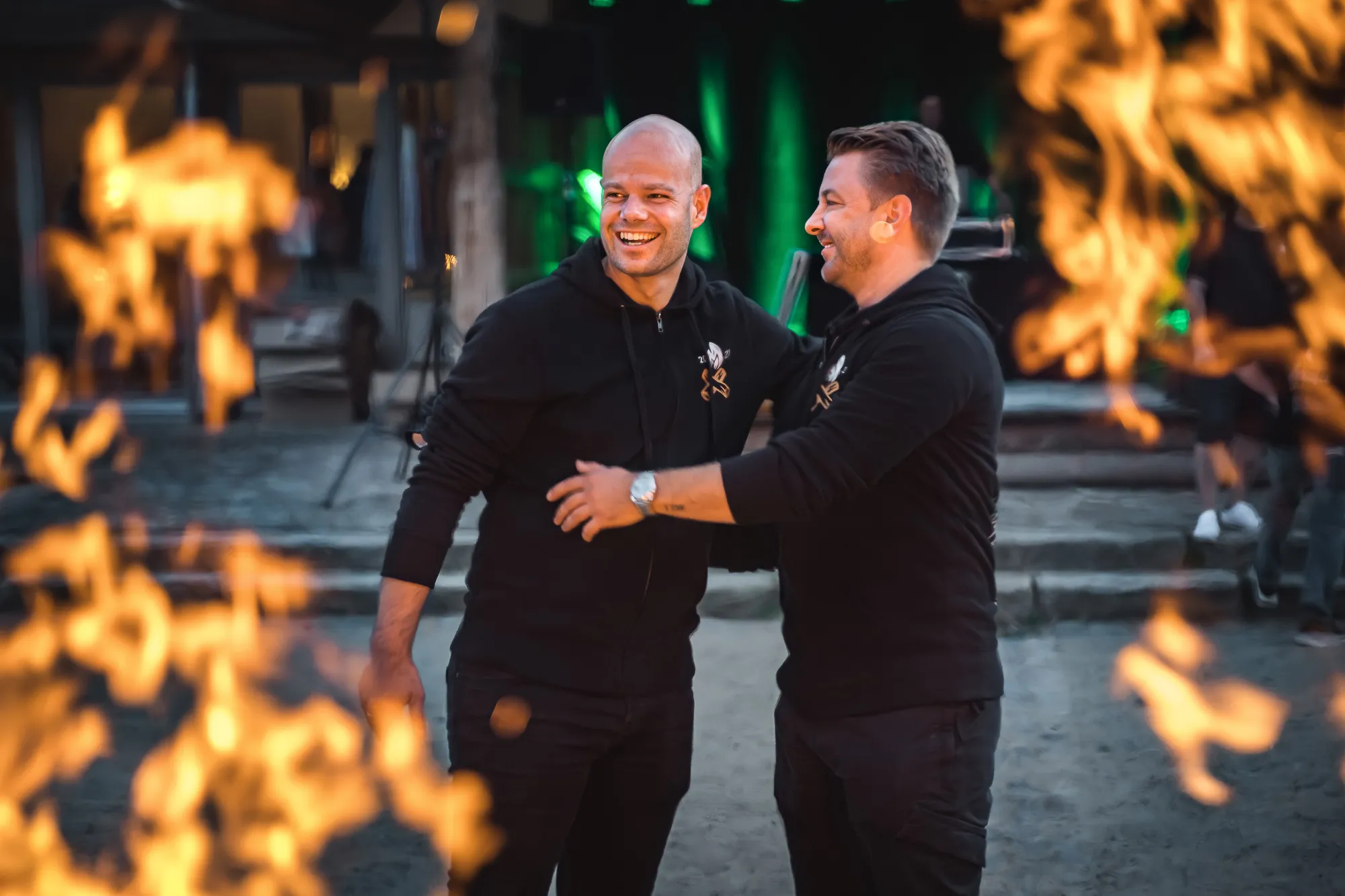Pascal Lammers und Matthias Aumann geben sich die Hand während des Mission Mittelstand Camps.