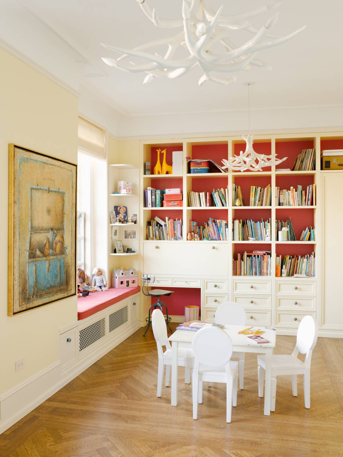 4 Smart Ideas for Decorating Your Shelves