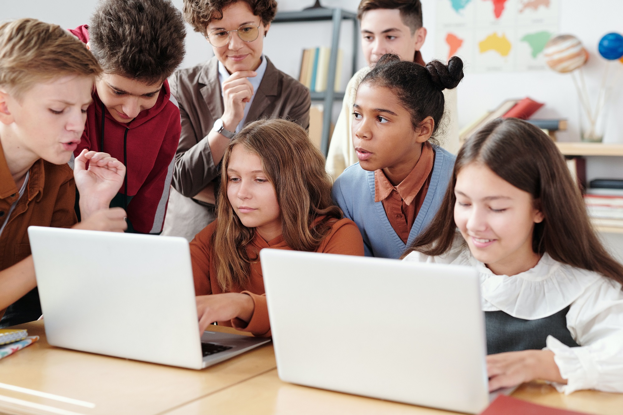 Review class. Студент. аватар современного студента. students in class. урок цифры исследование кибератак.