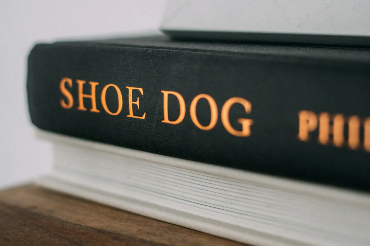 Achter de Swoosh boekreview 1 "Shoe Dog" Aves Marketing