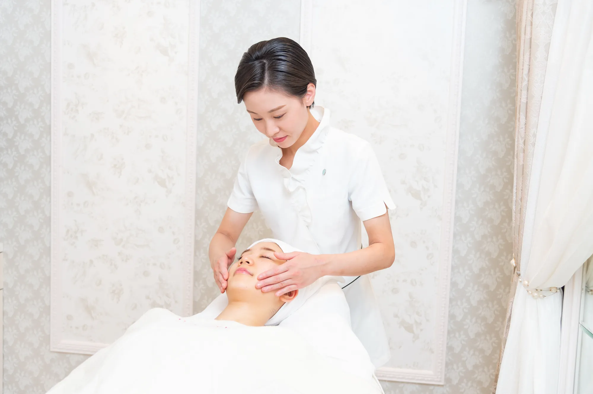 写真作品：美容サロンの施術（ルミエ・パリ 恵比寿ガーデンプレイスタワー店・東京都渋谷区恵比寿 4203 恵比寿ガーデンプレイスタワー2階