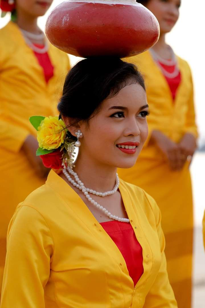 Dawei Dancers with hair Low Bun and Rose (Photo Credit: Mr.Pehuen Grotti)