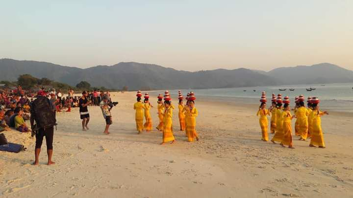 Dawei Pot Dance performancing at Tizit Beach (Photo Credit: Htoo Khar Thu)