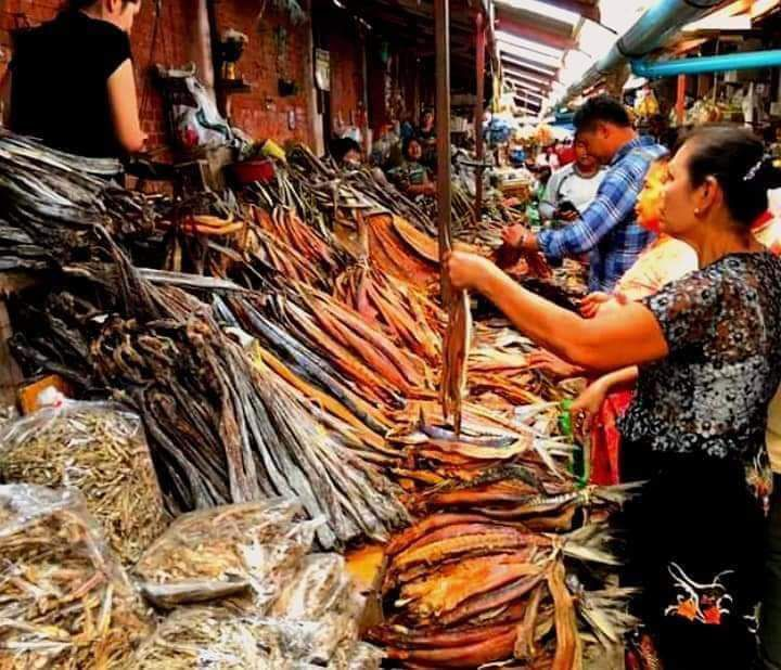 Dried fishes shops in the Si Pin Tharyar Zei market (Photo credit:)