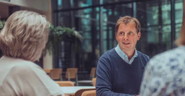 Axdata ansatte som snakker med hverandre rundt et bord