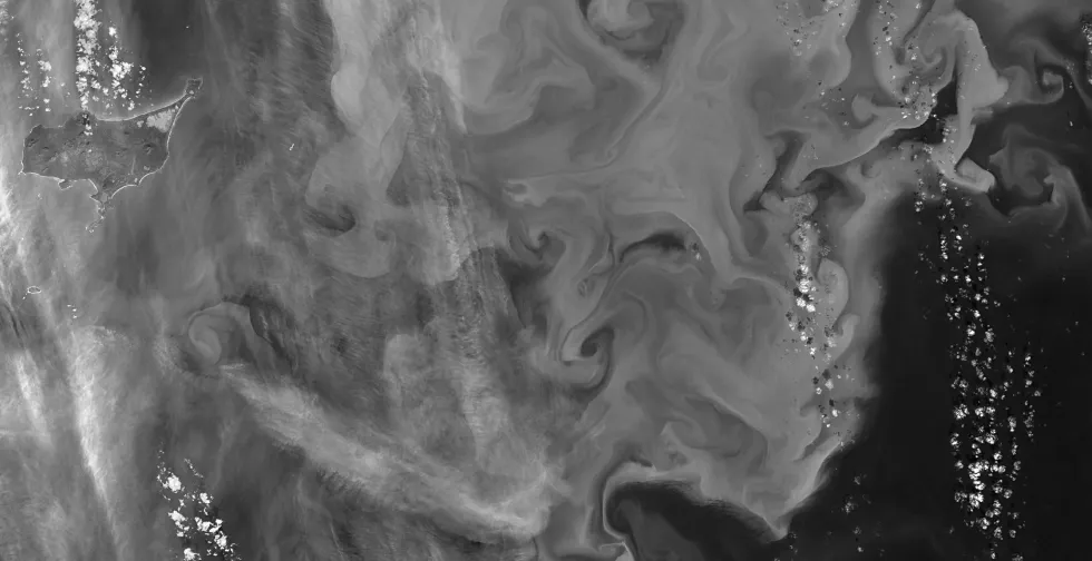 Svart hvitt satelittbilde av havområde