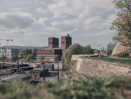 Rådhusplassen i Oslo på en overskyet dag