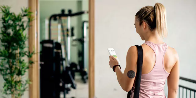 a person wearing CGM and looking at their glucose chart in the Nutrisense app