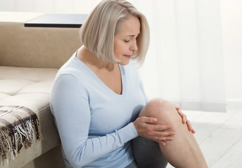 an older woman experiencing knee pain