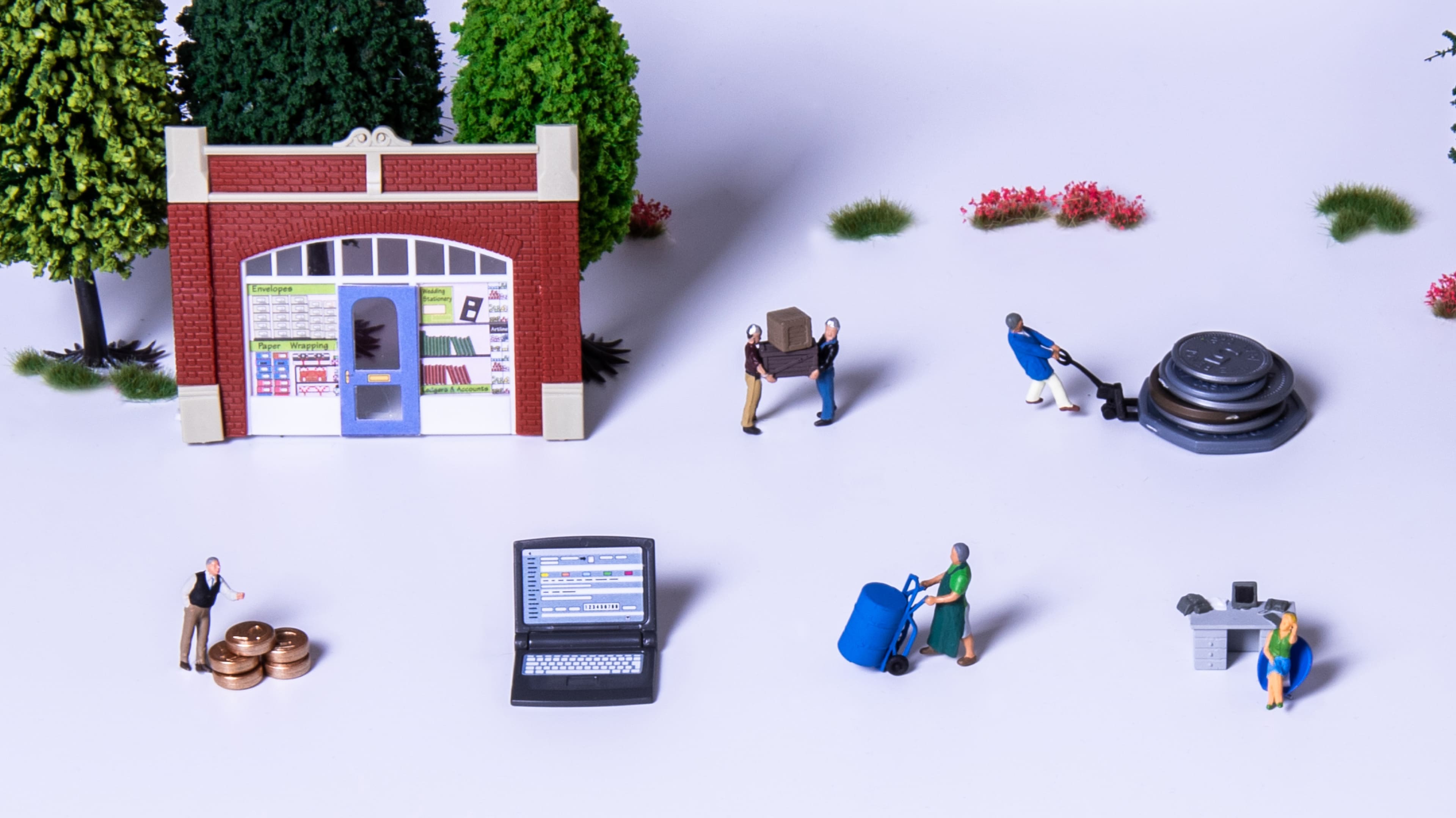 kleine Miniatur Figuren und Laptop