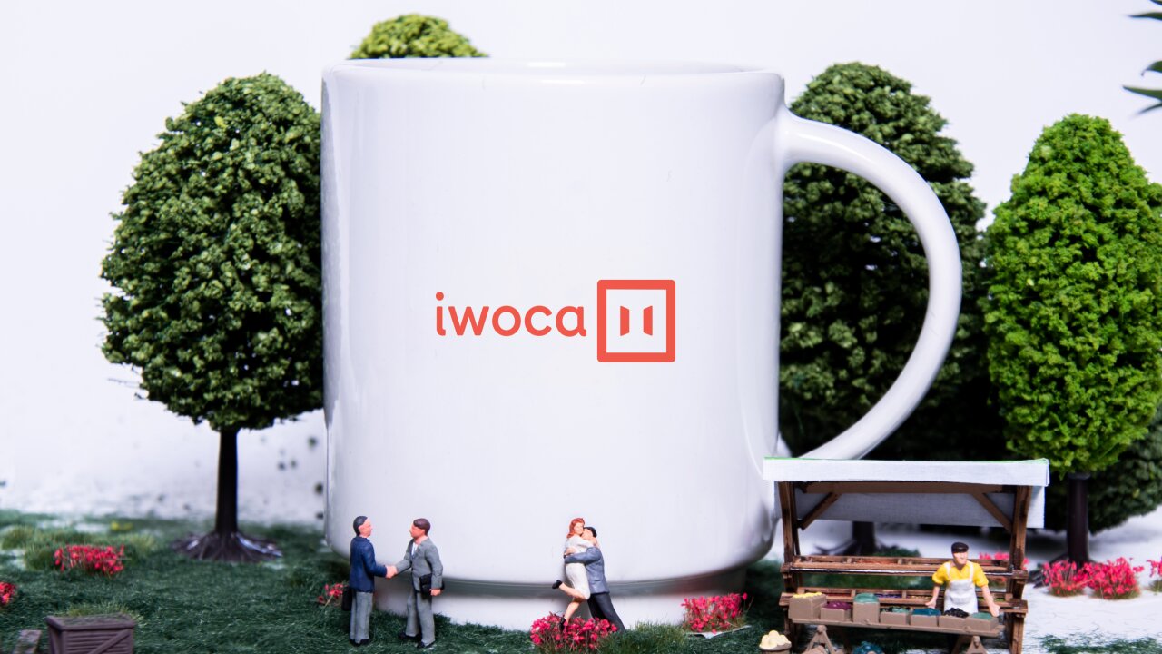 eine weißer Tasse mit Iwoca und einem Ehepaar im Vordergrund
miniature