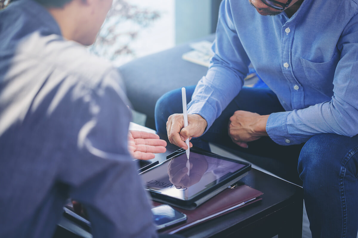 SaaS renewal management: person signing a contract