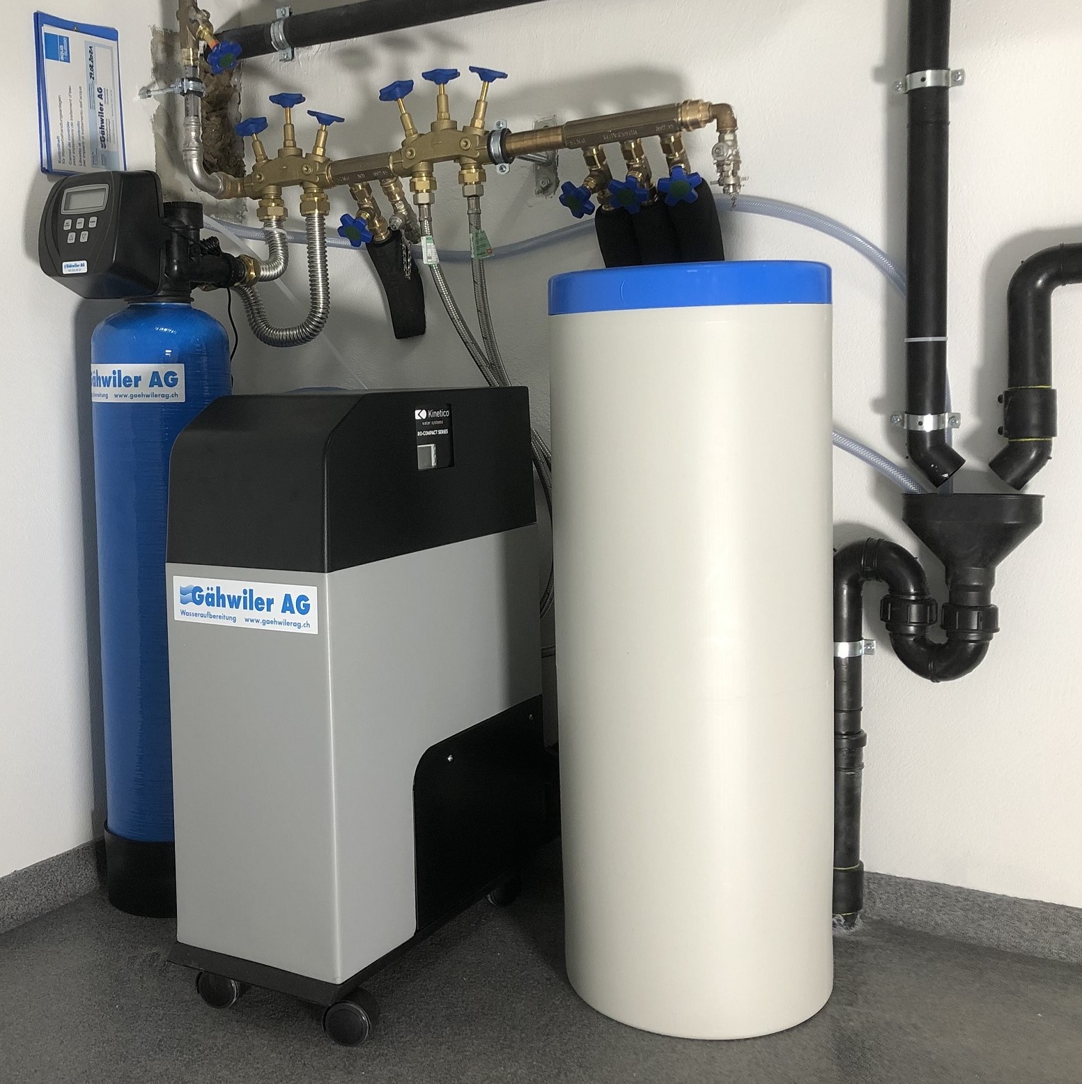 Leistungsstarke und kompakte Umkehrosmoseanlagen: Zum Schutz von Dampfanlagen, Kühlsystemen und überall dort, wo reines, destillatgleiches Wasser unabdingbar ist, werden Umkehrosmoseanlagen in der Industrie und im Gewerbe eingesetzt.