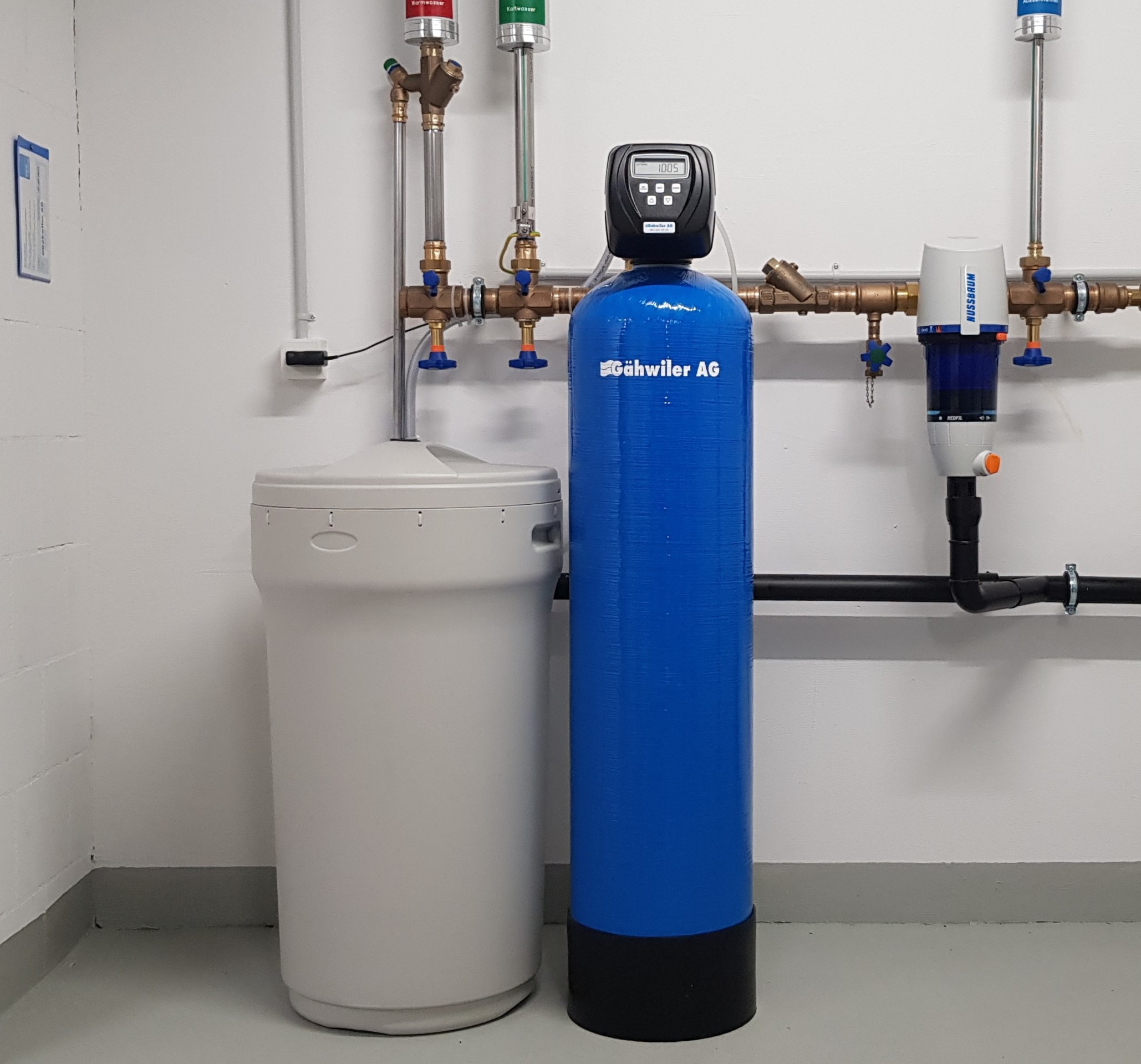 Weiches Wasser im Mehrfamilienhaus. Anfänglich sind es «nur» Ihre Mieter, die sich über Kalkflecken, defekte Armaturen und harte Wäsche beklagen. Ohne Entkalkungsanlage sind jedoch ebenfalls teure Reparaturen in Schweizer Regionen mit hoher Wasserhärte abzusehen. Schützen Sie Ihre Boiler, Warmwasserleitungen und Armaturen mit einer Investition in eine Enthärtungsanlage und senken sie Ihre Unterhaltskosten.