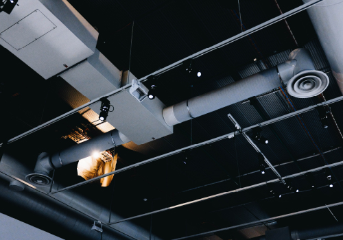 Ein Hausmeister bei der Arbeit an einem Schaltkasten.