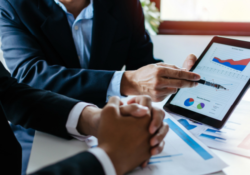 Ein Berater im Gespräch, der integriertes Facility Management repräsentiert.