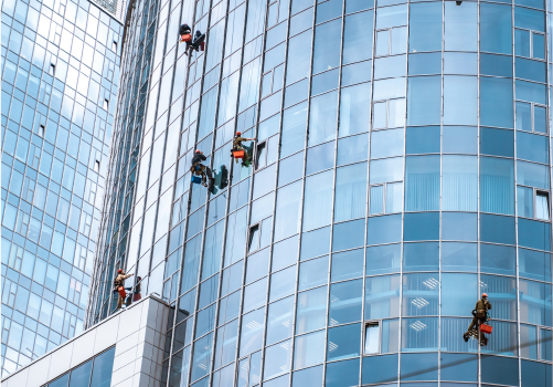 Professionelle Glas- und Fassadenreinigung eines modernen Gebäudes.